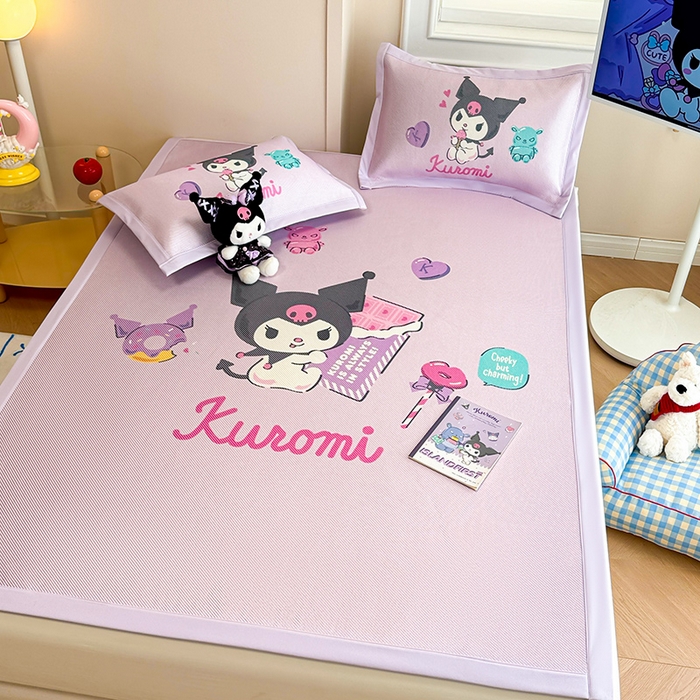 91家纺网 家纺一手货源 找家纺 蓝邻 2025春夏新款正版三丽鸥600D冰藤大版数码印花凉席-场景一 糖果库洛米