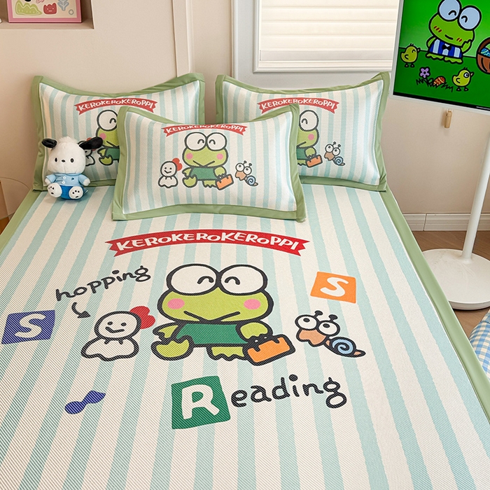 91家纺网 家纺一手货源 找家纺 蓝邻 2025春夏新款正版三丽鸥600D冰藤大版数码印花凉席-场景一 三眼蛙