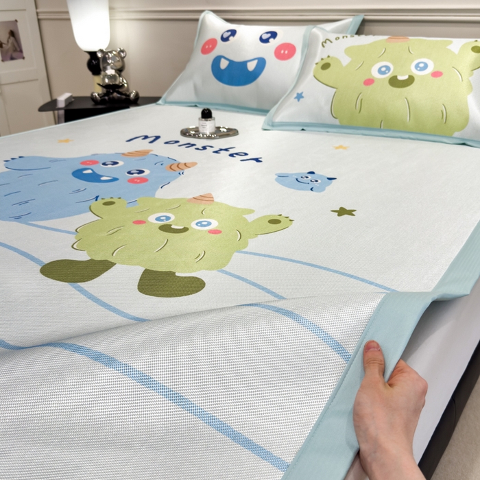 91家纺网 家纺一手货源 找家纺 倾慕  2025新款数码大版时尚卡通风冰藤席 怪兽兄弟