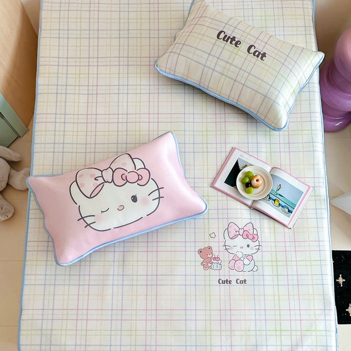 91家纺网 家纺一手货源 找家纺 如一2025A类ins大版数码卡通印花冰丝凉感席 领结猫-床笠