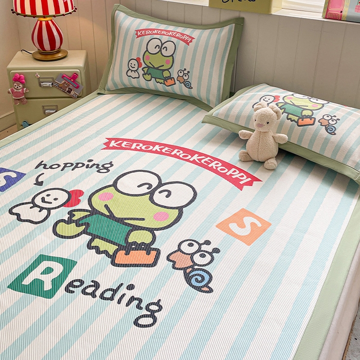 91家纺网 家纺一手货源 找家纺 蓝邻 2025春夏新款正版三丽鸥600D冰藤大版数码印花凉席-场景二 三眼蛙