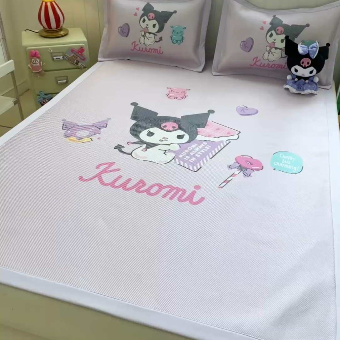 91家纺网 家纺一手货源 找家纺 蓝邻 2025春夏新款正版三丽鸥600D冰藤大版数码印花凉席-场景一 糖果库洛米