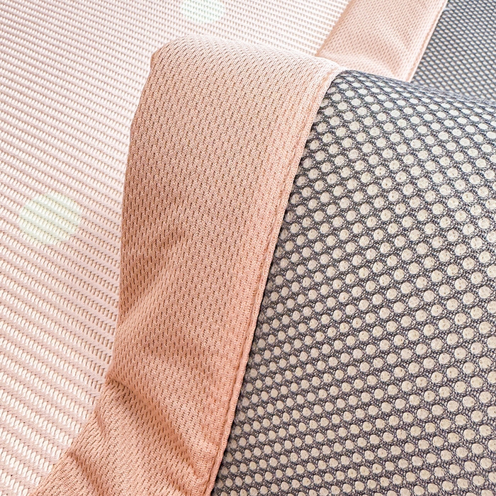 91家纺网 家纺一手货源 找家纺 蓝邻 2025春夏新款正版三丽鸥600D冰藤大版数码印花凉席-场景一 萌萌帕恰狗