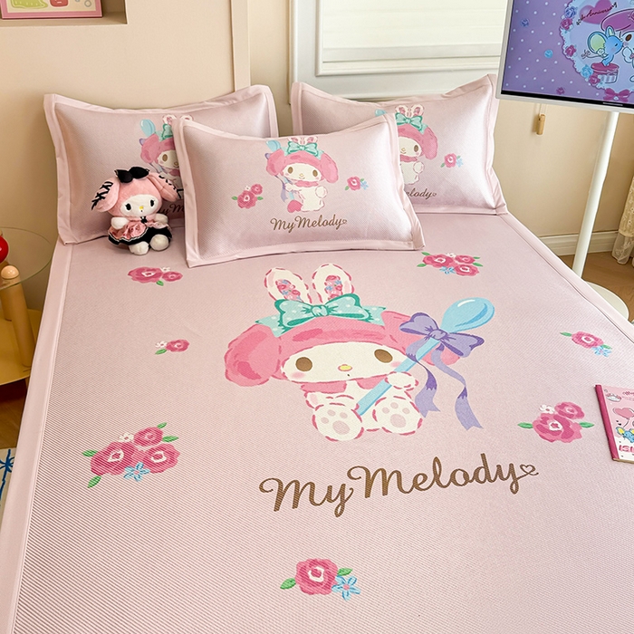 91家纺网 家纺一手货源 找家纺 蓝邻 2025春夏新款正版三丽鸥600D冰藤大版数码印花凉席-场景一 魔法美乐蒂