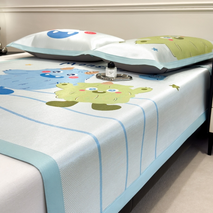 91家纺网 家纺一手货源 找家纺 倾慕  2025新款数码大版时尚卡通风冰藤席 怪兽兄弟