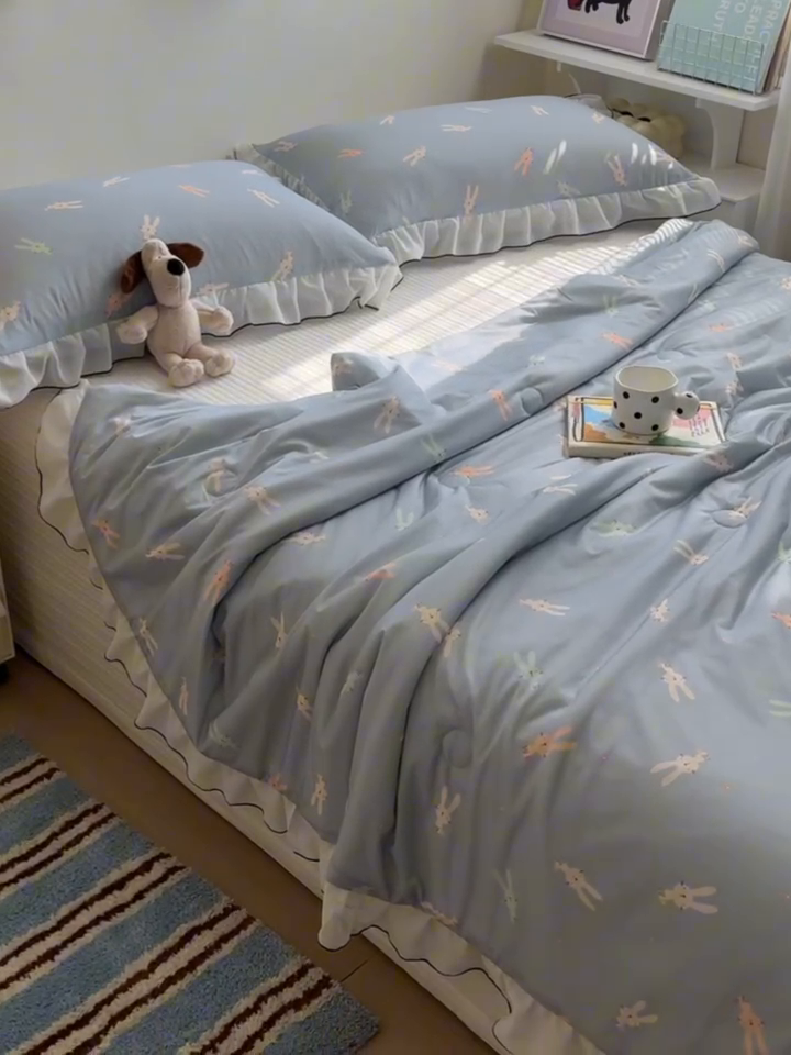 91家纺网 家纺一手货源 找家纺 九花鹿 2025新款凉感提花夏被 啵啵兔(浅蓝）