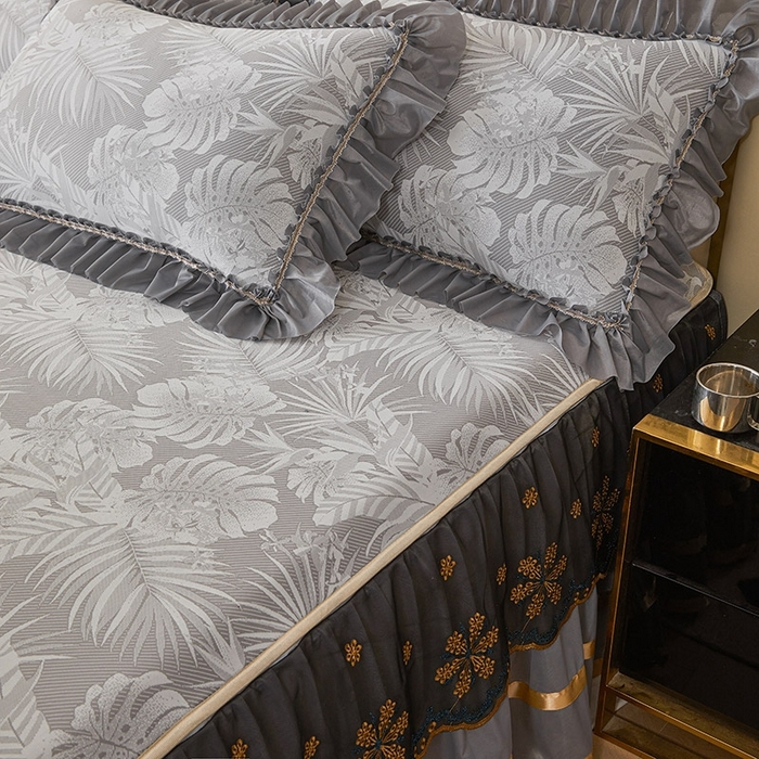 91家纺网 家纺一手货源 找家纺 情恒家纺   2025新款提花PE海洋丝可脱卸床裙席三件套 生如夏花 星灰