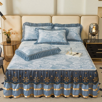 91家纺网 家纺一手货源 找家纺 情恒家纺   2025新款提花PE海洋丝可脱卸床裙席三件套 生如夏花 雾蓝