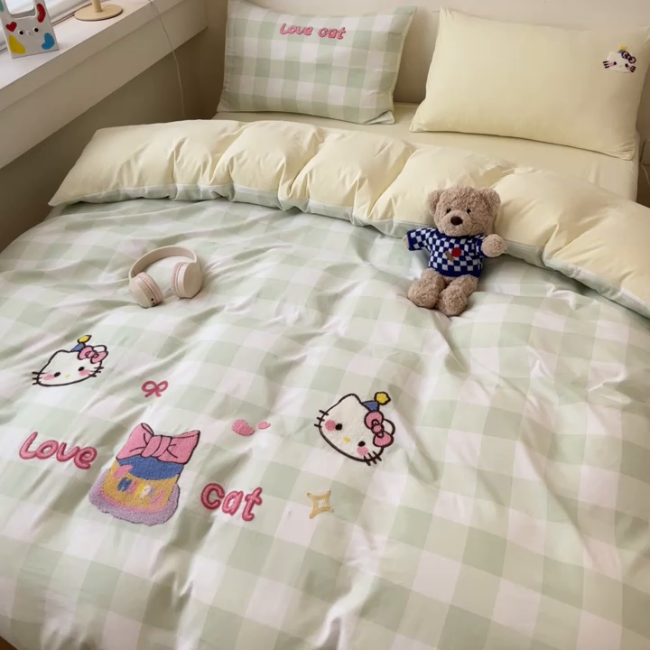 91家纺网 家纺一手货源 找家纺 雨帆  2025新款卡通水洗棉毛巾绣四件套 绿格芝士