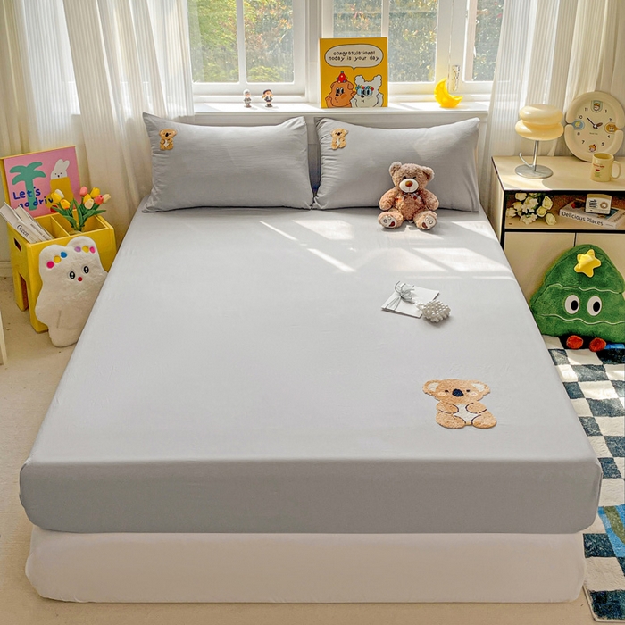 91家纺网 家纺一手货源 找家纺 海岛哥哥 2025春夏新款卡通毛巾绣床笠 佛系考拉