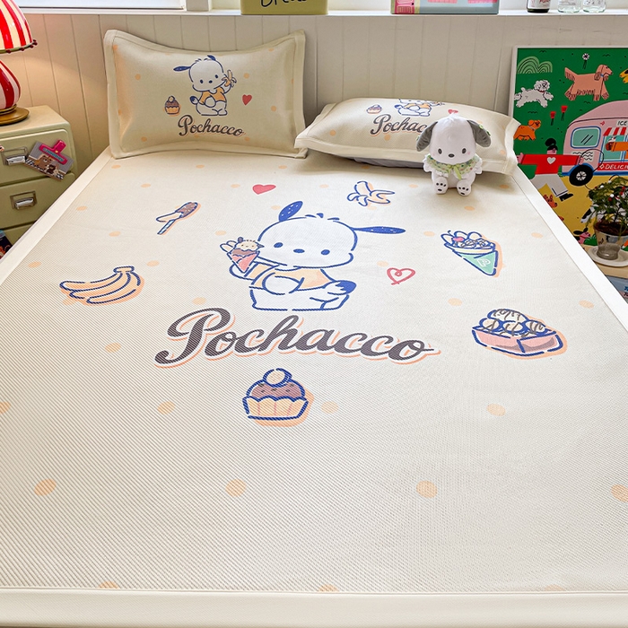 91家纺网 家纺一手货源 找家纺 蓝邻 2025春夏新款正版三丽鸥600D冰藤大版数码印花凉席-场景二 甜品帕恰狗