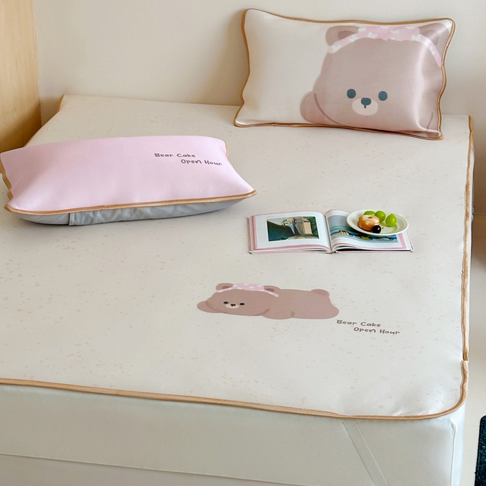 91家纺网 家纺一手货源 找家纺 如一2025A类ins大版数码卡通印花冰丝凉感席 粉粉熊-床笠-床笠