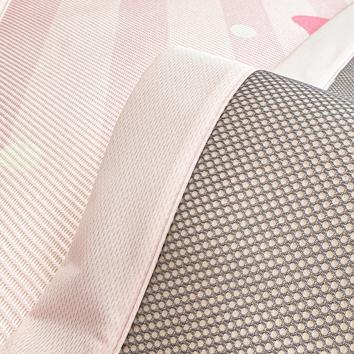 91家纺网 家纺一手货源 找家纺 蓝邻 2025春夏新款正版三丽鸥600D冰藤大版数码印花凉席-场景一 爱心美乐蒂