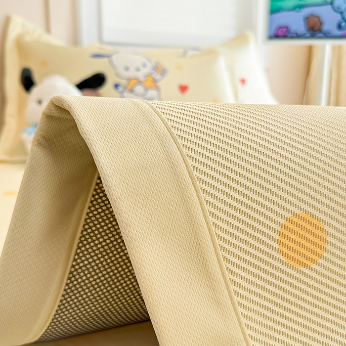 91家纺网 家纺一手货源 找家纺 蓝邻 2025春夏新款正版三丽鸥600D冰藤大版数码印花凉席-场景一 甜品帕恰狗