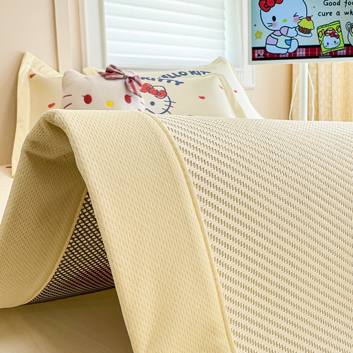 91家纺网 家纺一手货源 找家纺 蓝邻 2025春夏新款正版三丽鸥600D冰藤大版数码印花凉席-场景一 hellokitty