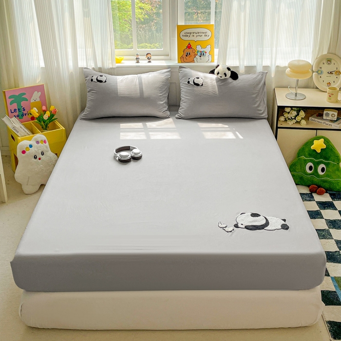 91家纺网 家纺一手货源 找家纺 海岛哥哥 2025春夏新款卡通毛巾绣床笠 顽皮熊猫-灰