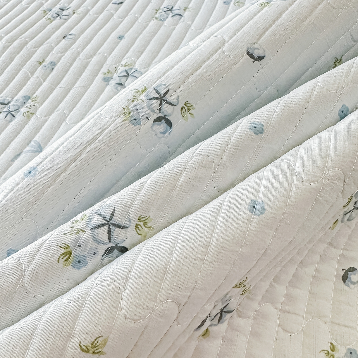 91家纺网 家纺一手货源 找家纺 橘夏家纺2025爆款棉感珍珠绸印花床盖三件套 木棉蝶花--晴空蓝