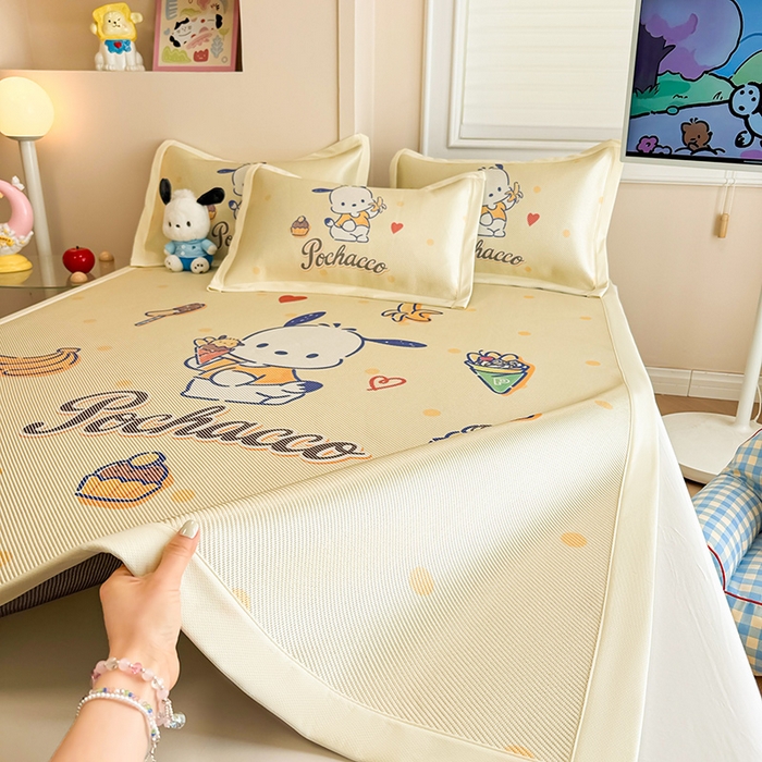 91家纺网 家纺一手货源 找家纺 蓝邻 2025春夏新款正版三丽鸥600D冰藤大版数码印花凉席-场景一 甜品帕恰狗