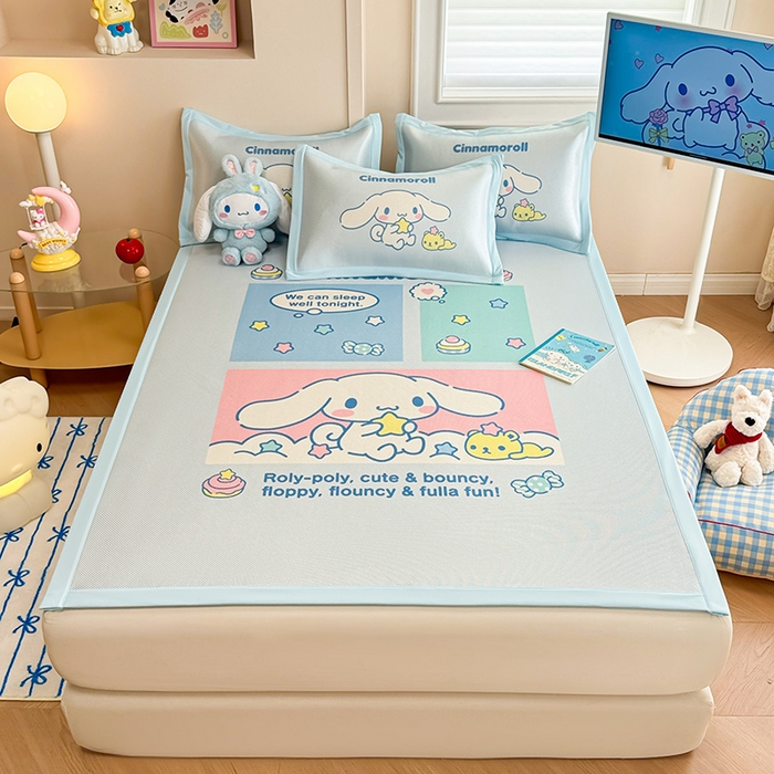 91家纺网 家纺一手货源 找家纺 蓝邻 2025春夏新款正版三丽鸥600D冰藤大版数码印花凉席-场景一 淘气大耳狗