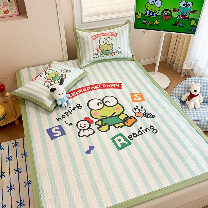 91家纺网 家纺一手货源 找家纺 蓝邻 2025春夏新款正版三丽鸥600D冰藤大版数码印花凉席-场景一 三眼蛙