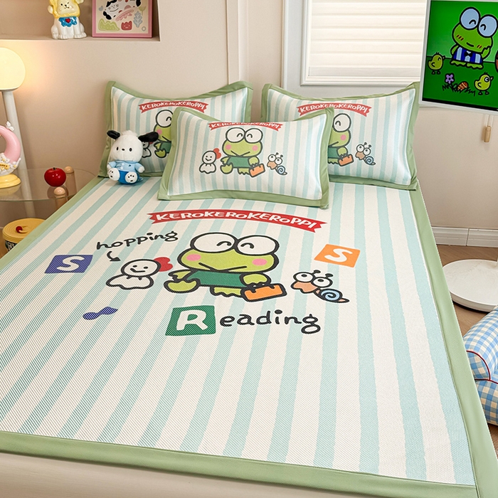 91家纺网 家纺一手货源 找家纺 蓝邻 2025春夏新款正版三丽鸥600D冰藤大版数码印花凉席-场景一 三眼蛙