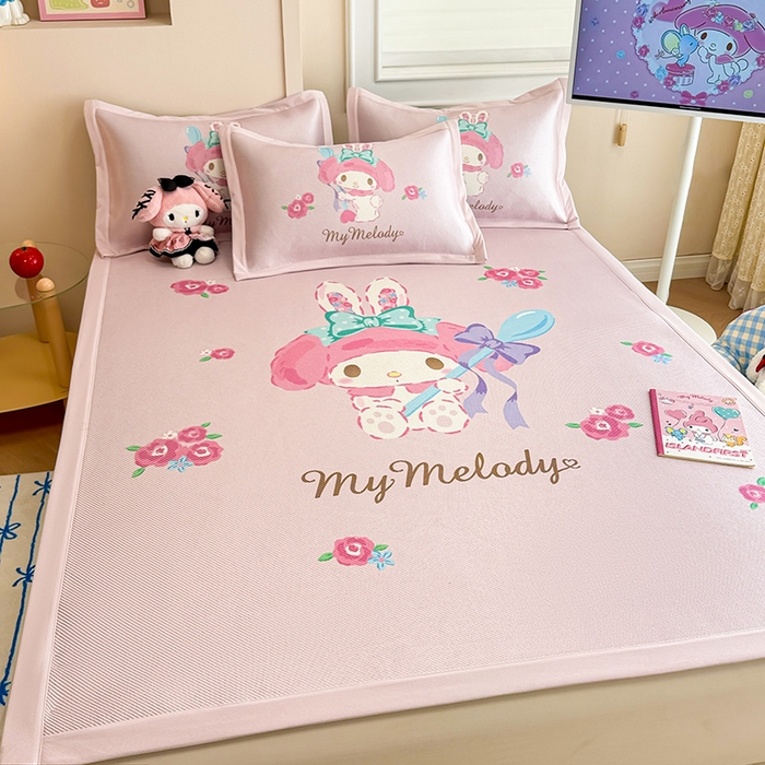 91家纺网 家纺一手货源 找家纺 蓝邻 2025春夏新款正版三丽鸥600D冰藤大版数码印花凉席-场景一 魔法美乐蒂