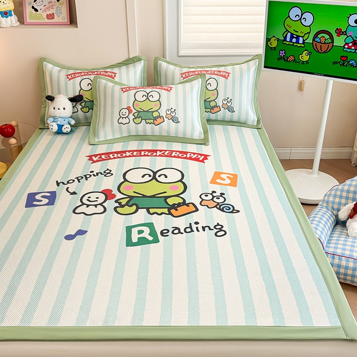 91家纺网 家纺一手货源 找家纺 蓝邻 2025春夏新款正版三丽鸥600D冰藤大版数码印花凉席-场景一 三眼蛙