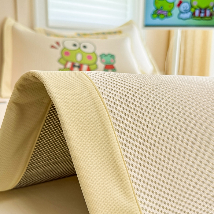 91家纺网 家纺一手货源 找家纺 蓝邻 2025春夏新款正版三丽鸥600D冰藤大版数码印花凉席-场景一 派队三眼蛙