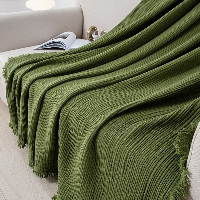 91家纺网 家纺一手货源 找家纺 皇寝世家家居 2025新款A类全棉针织四层纱苏流毯子沙发盖毯 午睡复古毛毯 静谧-海松色