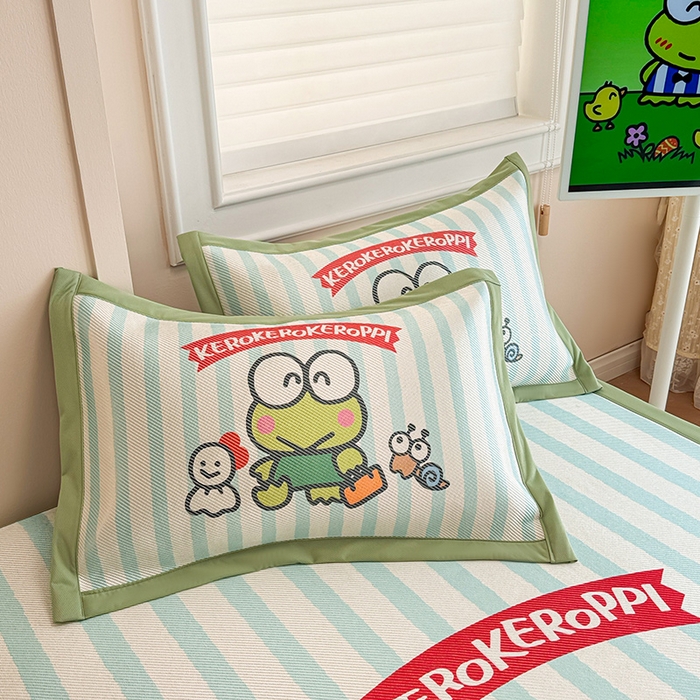 91家纺网 家纺一手货源 找家纺 蓝邻 2025春夏新款正版三丽鸥600D冰藤大版数码印花凉席-场景一 三眼蛙