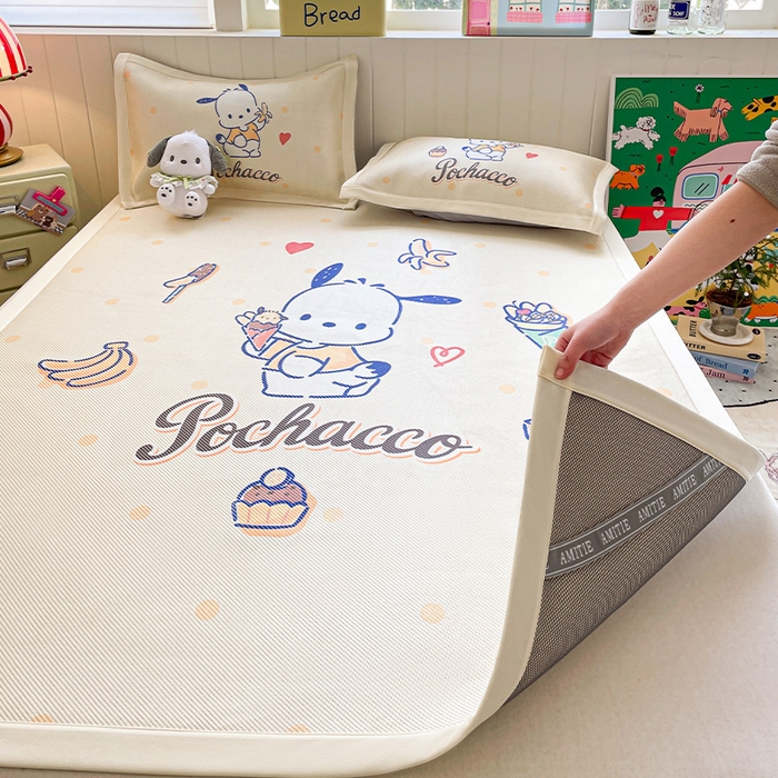 91家纺网 家纺一手货源 找家纺 蓝邻 2025春夏新款正版三丽鸥600D冰藤大版数码印花凉席-场景二 甜品帕恰狗