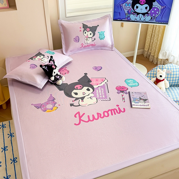 91家纺网 家纺一手货源 找家纺 蓝邻 2025春夏新款正版三丽鸥600D冰藤大版数码印花凉席-场景一 糖果库洛米