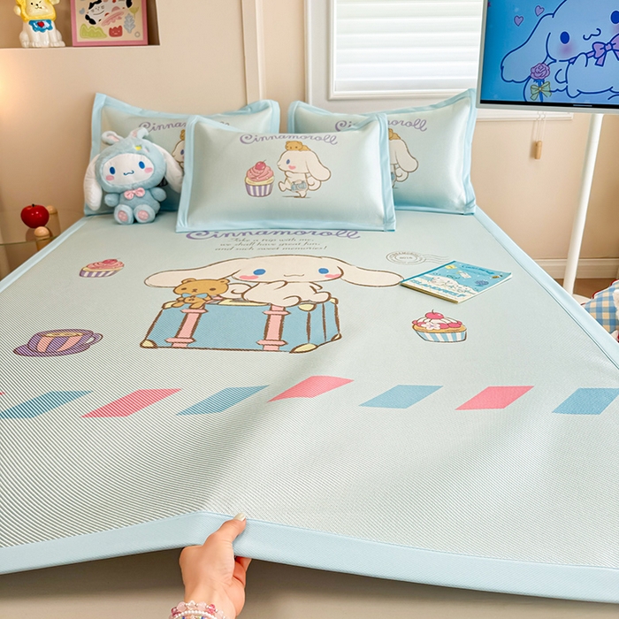 91家纺网 家纺一手货源 找家纺 蓝邻 2025春夏新款正版三丽鸥600D冰藤大版数码印花凉席-场景一 害羞玉桂狗