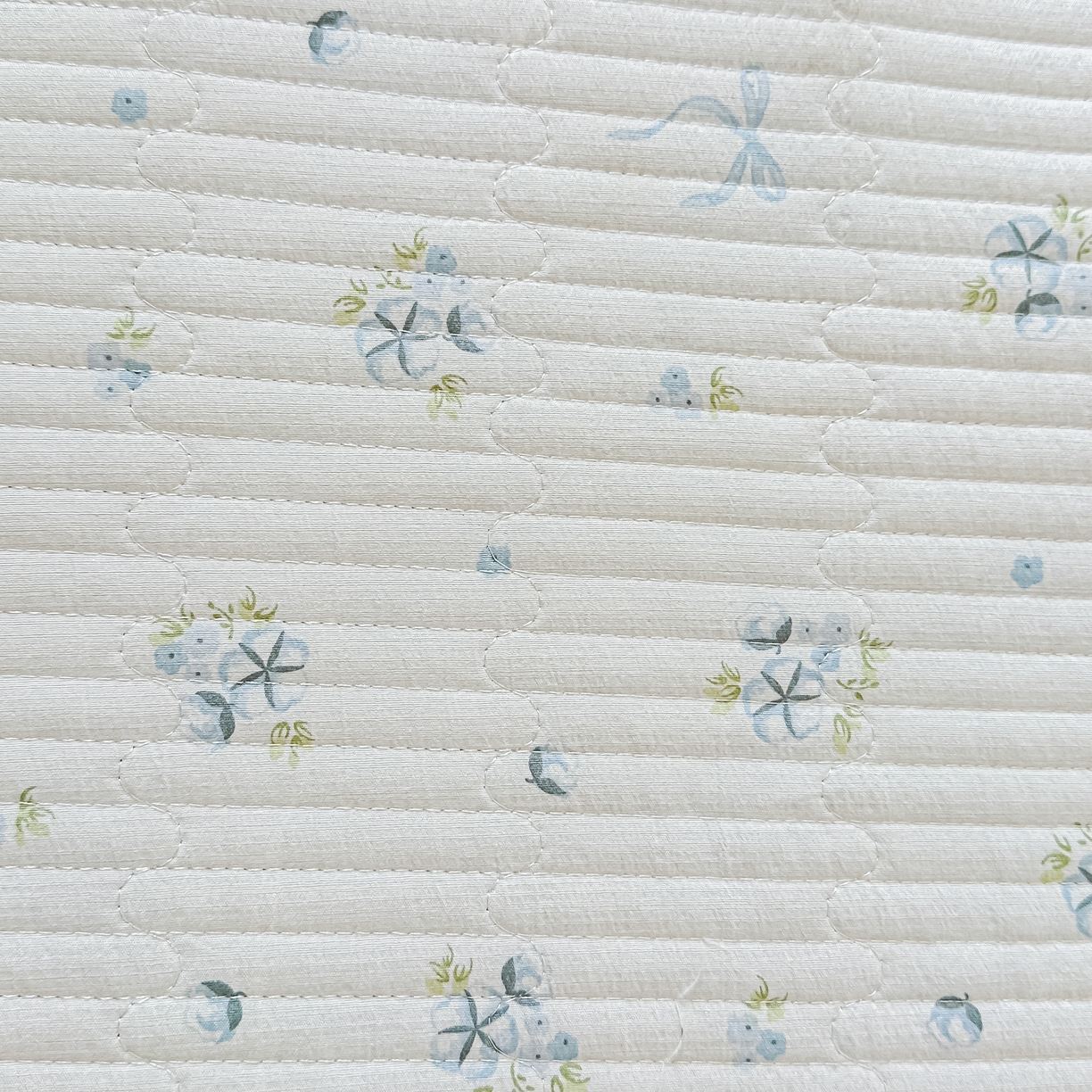 91家纺网 家纺一手货源 找家纺 橘夏家纺2025爆款棉感珍珠绸印花床盖三件套 木棉蝶花--晴空蓝