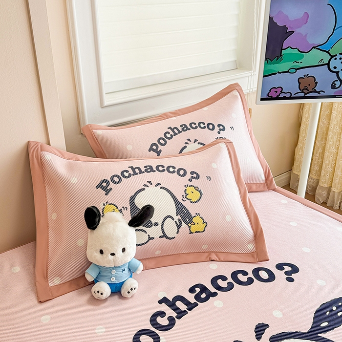 91家纺网 家纺一手货源 找家纺 蓝邻 2025春夏新款正版三丽鸥600D冰藤大版数码印花凉席-场景一 萌萌帕恰狗