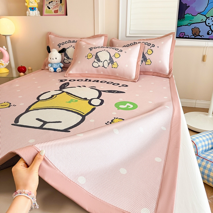 91家纺网 家纺一手货源 找家纺 蓝邻 2025春夏新款正版三丽鸥600D冰藤大版数码印花凉席-场景一 萌萌帕恰狗