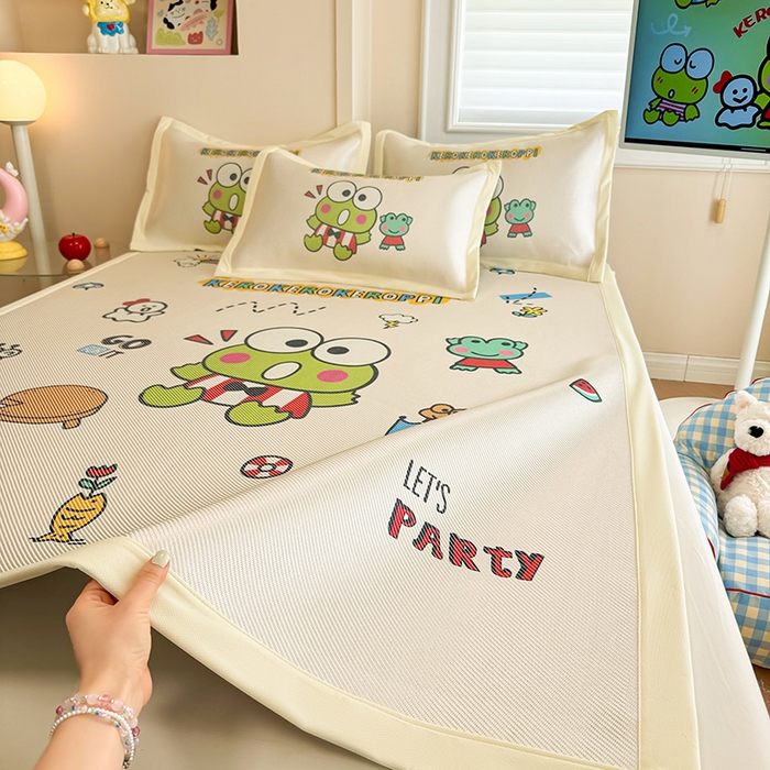 91家纺网 家纺一手货源 找家纺 蓝邻 2025春夏新款正版三丽鸥600D冰藤大版数码印花凉席-场景一 派队三眼蛙