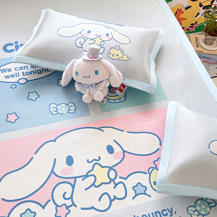 91家纺网 家纺一手货源 找家纺 蓝邻 2025春夏新款正版三丽鸥600D冰藤大版数码印花凉席-场景二 淘气大耳狗