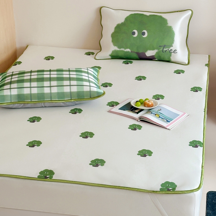 91家纺网 家纺一手货源 找家纺 如一2025A类ins大版数码卡通印花冰丝凉感席 绿森林-床笠-床笠