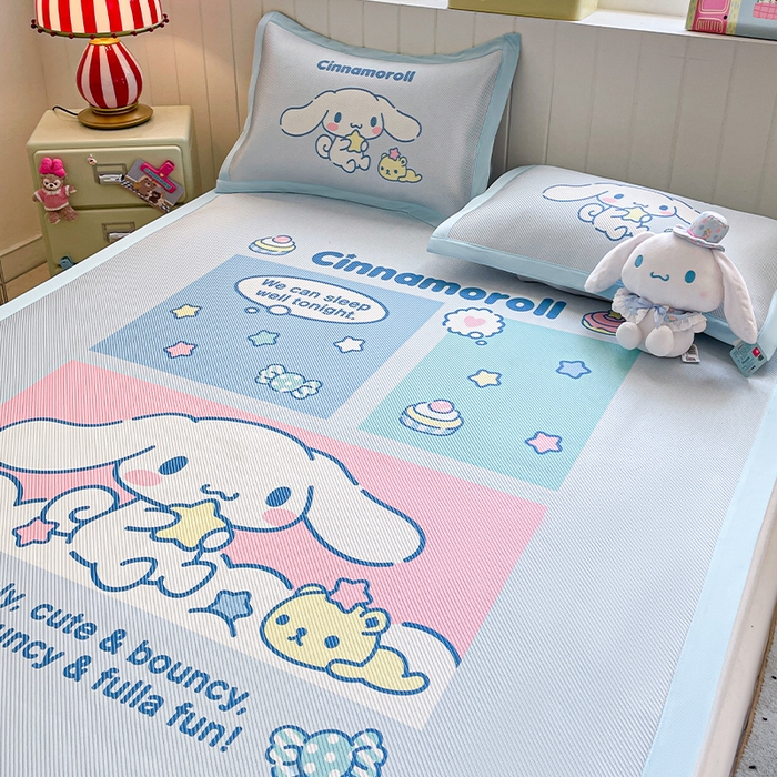 91家纺网 家纺一手货源 找家纺 蓝邻 2025春夏新款正版三丽鸥600D冰藤大版数码印花凉席-场景二 淘气大耳狗