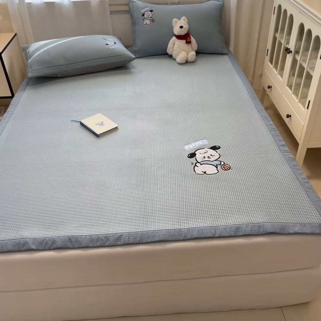 91家纺网 家纺一手货源 找家纺 雅居纺家纺 2025新款A类加厚三明治底华夫格绣花凉感席 床席款-乐趣小狗