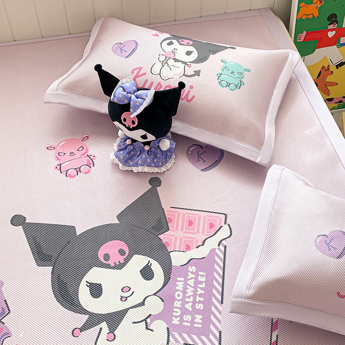 91家纺网 家纺一手货源 找家纺 蓝邻 2025春夏新款正版三丽鸥600D冰藤大版数码印花凉席-场景二 糖果库洛米