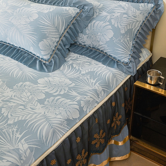 91家纺网 家纺一手货源 找家纺 情恒家纺   2025新款提花PE海洋丝可脱卸床裙席三件套 生如夏花 雾蓝