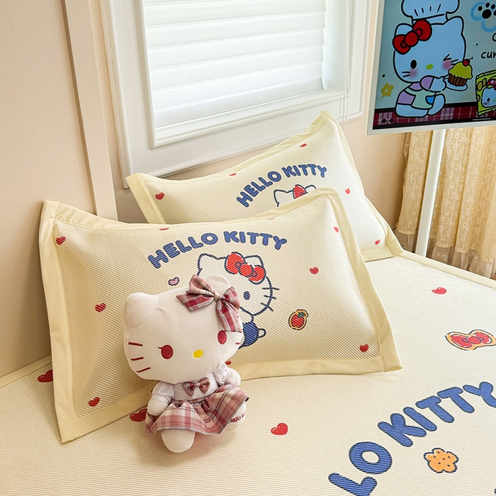 91家纺网 家纺一手货源 找家纺 蓝邻 2025春夏新款正版三丽鸥600D冰藤大版数码印花凉席-场景一 hellokitty