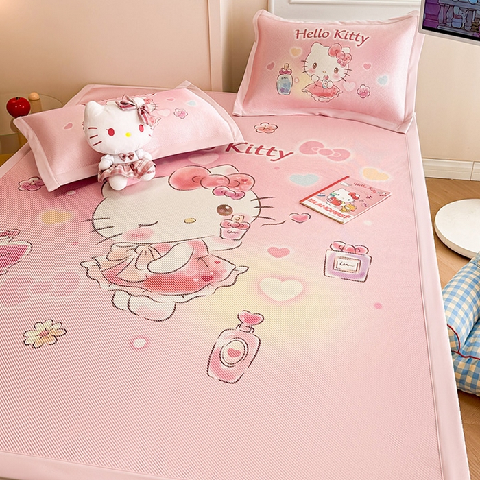 91家纺网 家纺一手货源 找家纺 蓝邻 2025春夏新款正版三丽鸥600D冰藤大版数码印花凉席-场景一 梦幻kitty猫