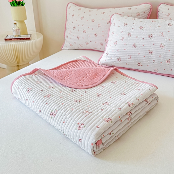 91家纺网 家纺一手货源 找家纺 橘夏家纺2025爆款棉感珍珠绸印花床盖三件套 木棉蝶花--粉玉