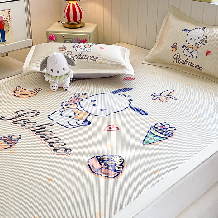 91家纺网 家纺一手货源 找家纺 蓝邻 2025春夏新款正版三丽鸥600D冰藤大版数码印花凉席-场景二 甜品帕恰狗