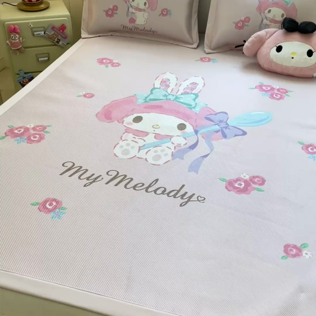 91家纺网 家纺一手货源 找家纺 蓝邻 2025春夏新款正版三丽鸥600D冰藤大版数码印花凉席-场景一 魔法美乐蒂