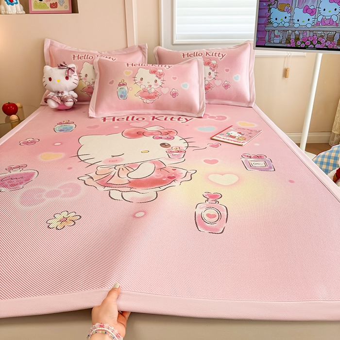 91家纺网 家纺一手货源 找家纺 蓝邻 2025春夏新款正版三丽鸥600D冰藤大版数码印花凉席-场景一 梦幻kitty猫