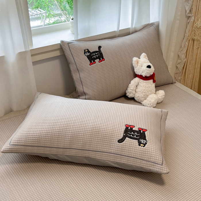 91家纺网 家纺一手货源 找家纺 雅居纺家纺 2025新款A类加厚三明治底华夫格绣花凉感席 床席款-喵喵